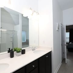 Quaint Home, WiFi, Smart TV's, Near Airport