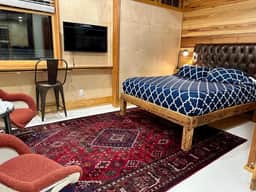Beautifully Chic, Spacious, WiFi, Near Pullman Yds