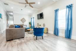 Charming Home: Pet-Friendly Haven with Yard