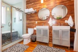 Chic Home w/Loft, EV Charger close to Pullman Yrds