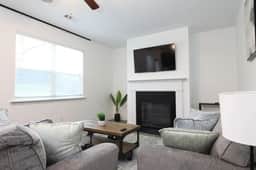 Quaint Home, WiFi, Smart TV's, Near Airport