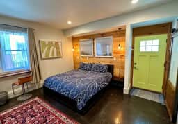 Chic Garage Unit, Wifi, Close to Pullman Yds - Image 2