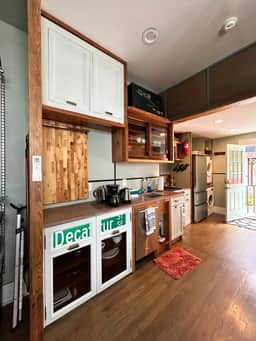 Chic and Cozy, Wi-Fi, Close to Pullman Yards - Image 3