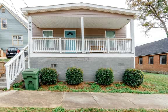 Charming Home: Pet-Friendly Haven with Yard - Image 1