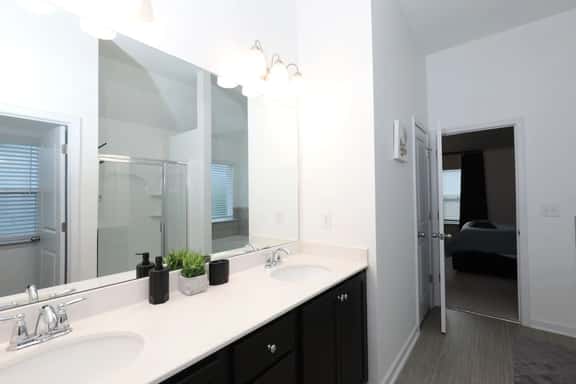 Quaint Home, WiFi, Smart TV's, Near Airport - Image 1