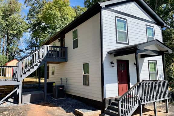 Stay near Downtown Atlanta with Wifi, Yard and BBQ - Image 1