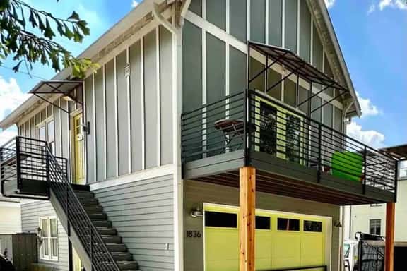 Chic Home w/Loft, Wi-Fi, close to Pullman Yrds - Image 1