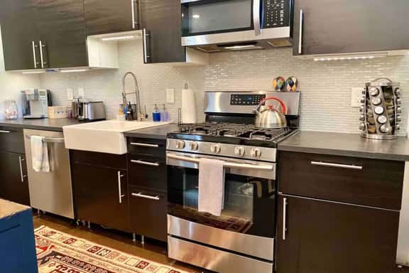 Chic Garage Unit, Wifi, Close to Pullman Yds - Image 1