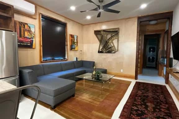 Beautifully Chic, Spacious, WiFi, Near Pullman Yds - Image 1