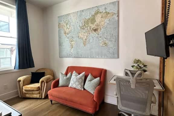 Chic and Cozy, Wi-Fi, Close to Pullman Yards - Image 1