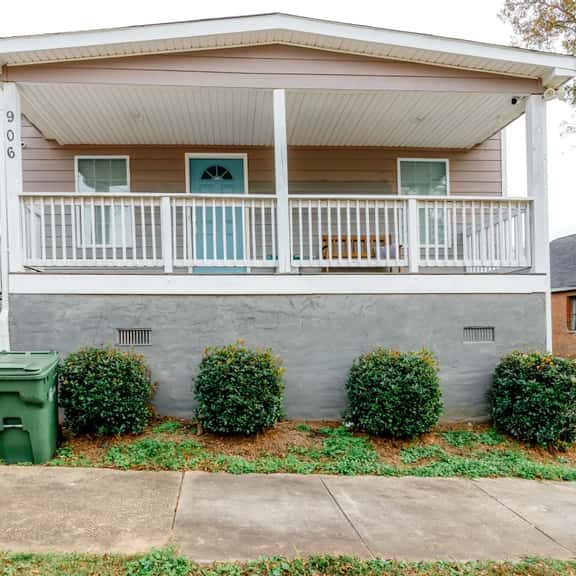 Charming Home: Pet-Friendly Haven with Yard - Image 1