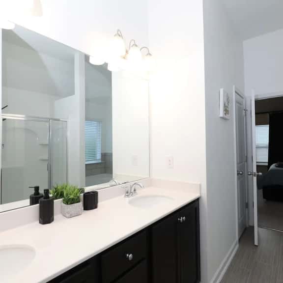 Quaint Home, WiFi, Smart TV's, Near Airport - Image 1