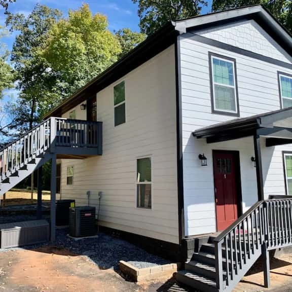 Stay near Downtown Atlanta with Wifi, Yard and BBQ - Image 1