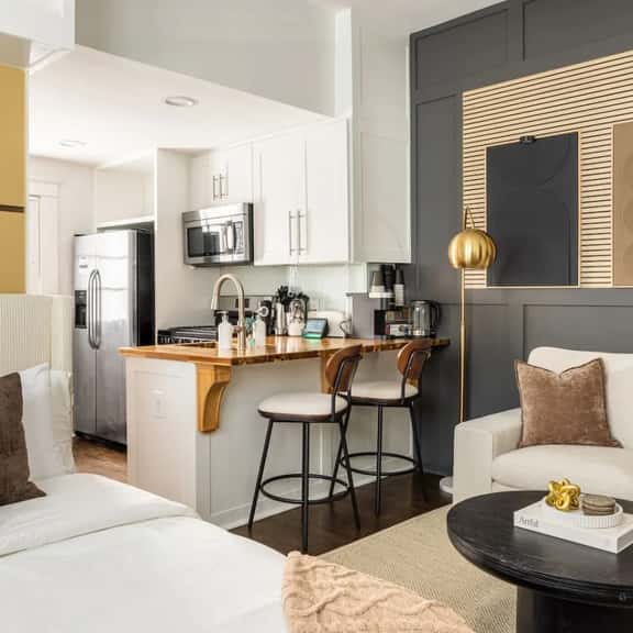 Chic Studio, Workspace, Wifi, Close to Pullman Yds - Image 1