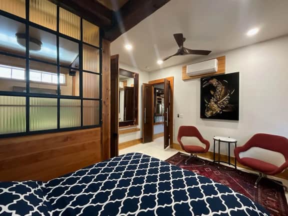 Beautifully Chic, Spacious, WiFi, Near Pullman Yds