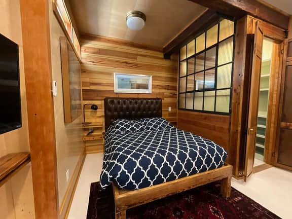 Beautifully Chic, Spacious, WiFi, Near Pullman Yds