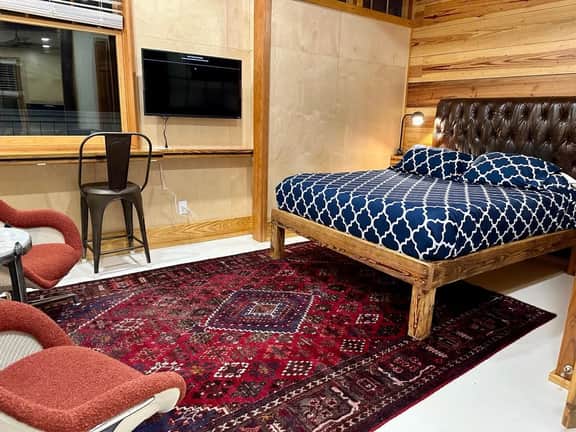 Beautifully Chic, Spacious, WiFi, Near Pullman Yds