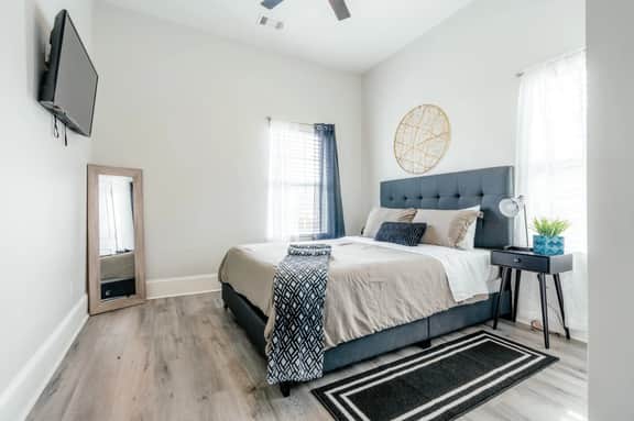 Charming Home: Pet-Friendly Haven with Yard