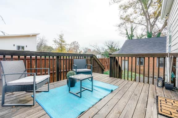 Charming Home: Pet-Friendly Haven with Yard