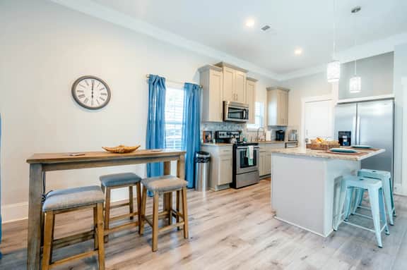 Charming Home: Pet-Friendly Haven with Yard