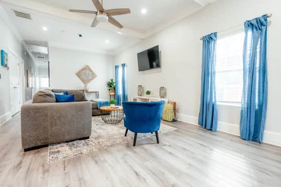 Charming Home: Pet-Friendly Haven with Yard