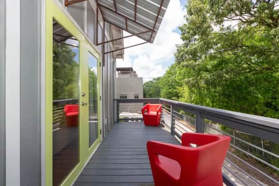 Chic Home w/Loft, EV Charger close to Pullman Yrds