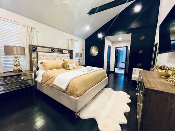 Elegant NW Atlanta Oasis, 2 Kitchens, Sauna, Patio
