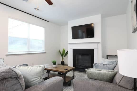 Quaint Home, WiFi, Smart TV's, Near Airport
