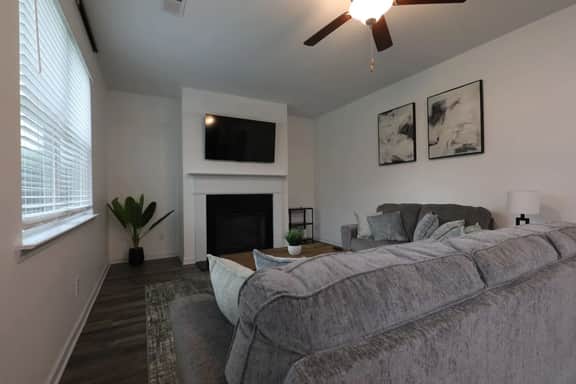 Quaint Home, WiFi, Smart TV's, Near Airport