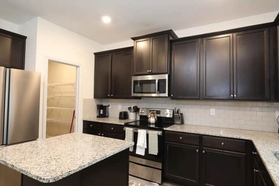 Quaint Home, WiFi, Smart TV's, Near Airport
