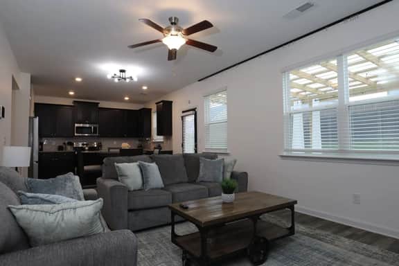 Quaint Home, WiFi, Smart TV's, Near Airport
