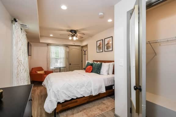 Stay near Downtown Atlanta with Wifi, Yard and BBQ