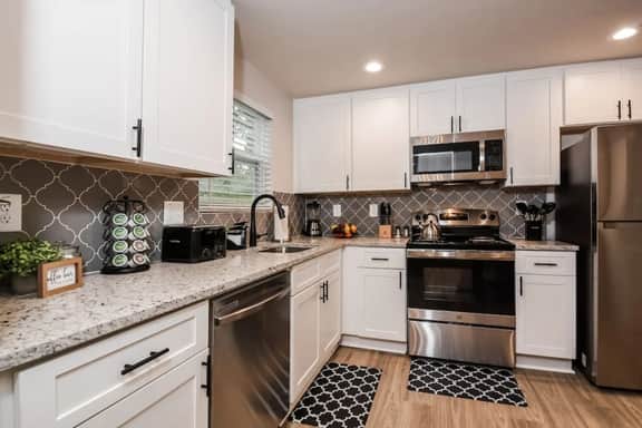 Stay near Downtown Atlanta with Wifi, Yard and BBQ