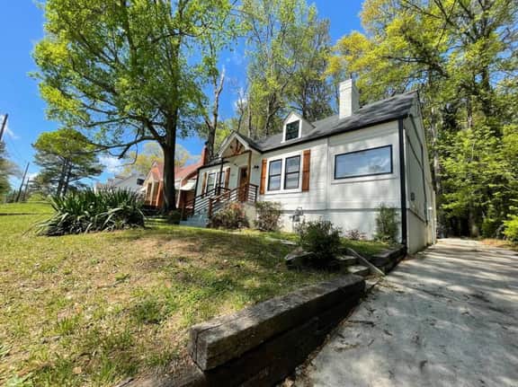Stylish Abode, Office, Private Yard, Pet Friendly!