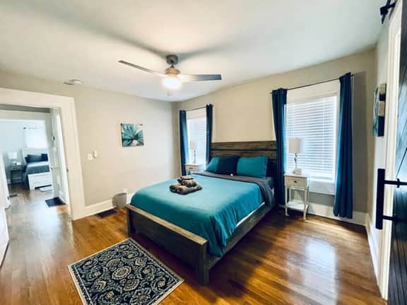 Stylish Abode, Office, Private Yard, Pet Friendly!
