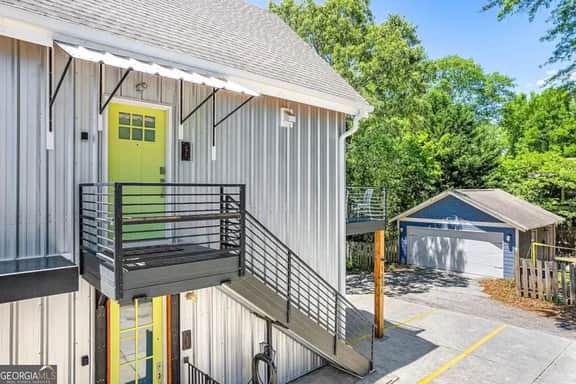 Chic Home w/Loft, Wi-Fi, close to Pullman Yrds - Image 3