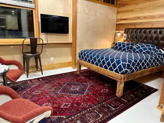 Beautifully Chic, Spacious, WiFi, Near Pullman Yds - Image 2