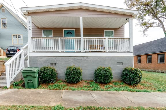 Charming Home: Pet-Friendly Haven with Yard