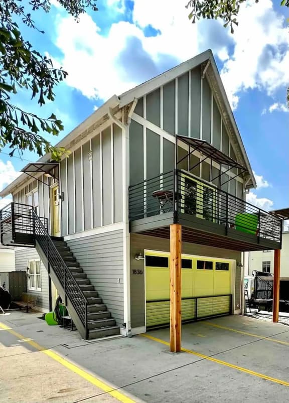 Chic Home w/Loft, EV Charger close to Pullman Yrds