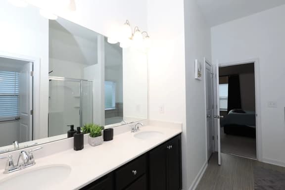 Quaint Home, WiFi, Smart TV's, Near Airport