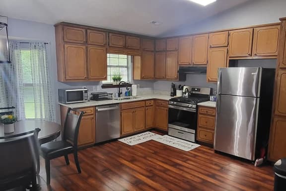 Spacious Home, Deck & Garage, close to ATL airport