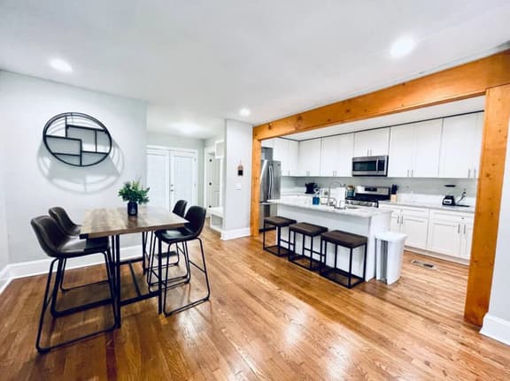 Stylish Abode, Office, Private Yard, Pet Friendly!